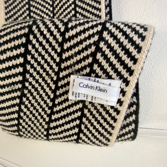 Calvin Klein Black & White Herringbone scarf - Picture 4 of 5